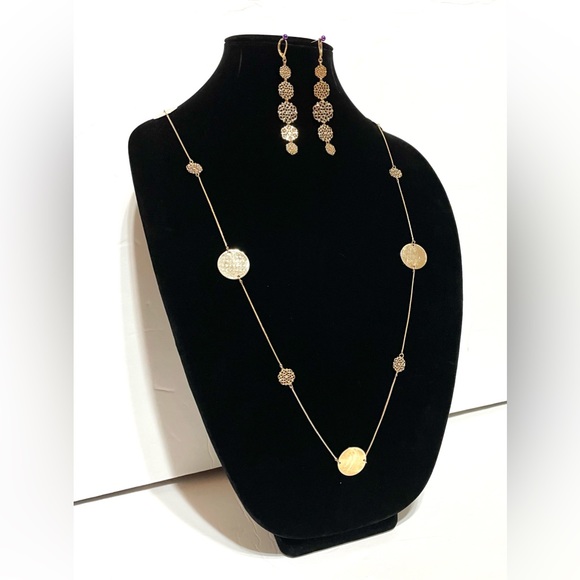 Avon 22" Goldtone Disk and Flower Necklace With Earring Set. - Picture 2 of 7